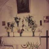 Una foto della chiesa 20 anni fa, quando l'altare era ancora sovrastato dal quadro originale della Madonna del Carmelo (Foto del gruppo facebook "Sei di Triggiano se")